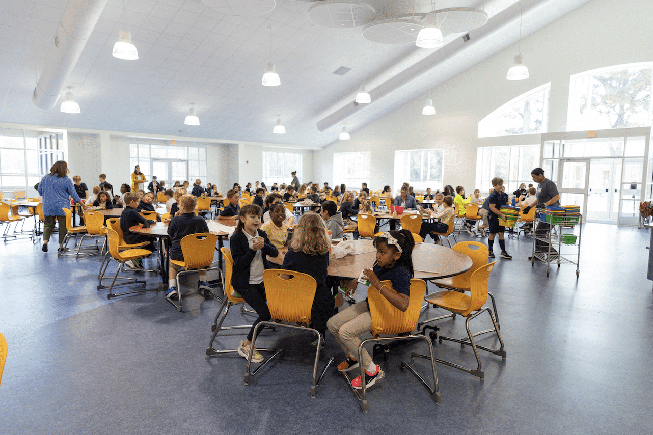 HRA cafeteria full of students